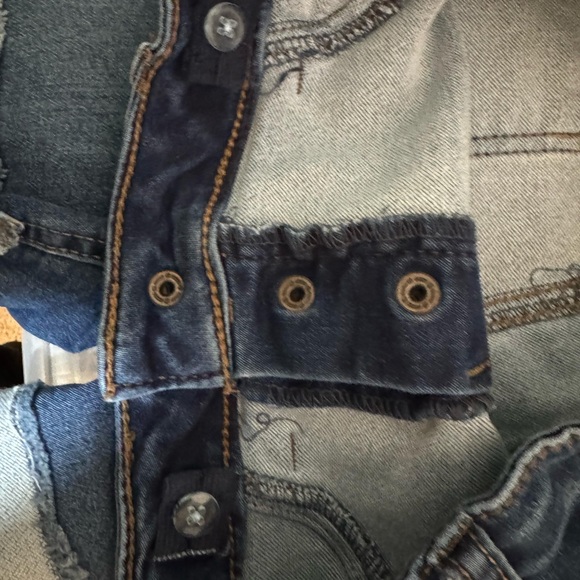 Stylish Denim Shorts with Button Detail - Picture 4 of 5